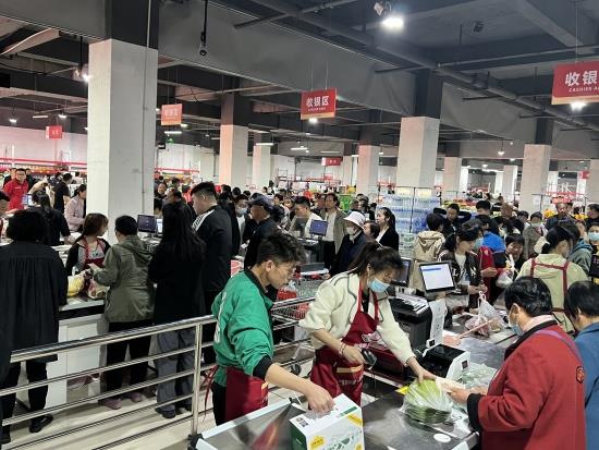 People who come to spend money in Tongfu Explosives Warehouse (Old Town). Photo courtesy of Tongfu Group