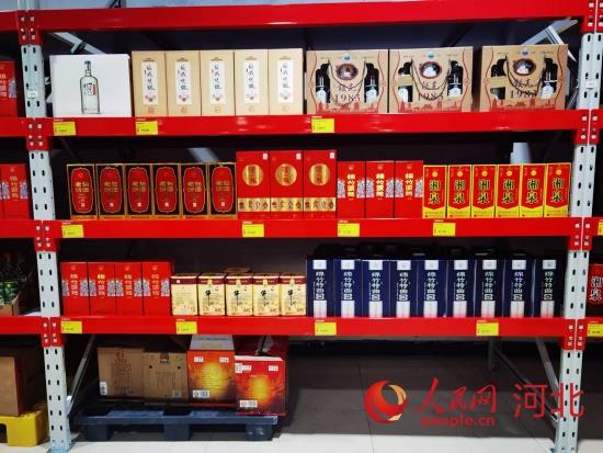 During the "May 1" period, the price of the parallel wine area in Gucheng Cang was generally lower than that of the general supermarkets and convenience stores. People's Network Zhu Yansheng photo