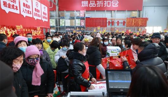 On the eve of the Spring Festival this year, customers in Tongfu Shared Warehouse (Zhengding) lined up to settle goods. Photo courtesy of Tongfu Group